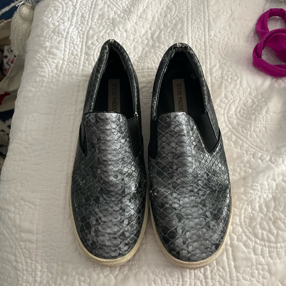 Size 7.5 snake skin Steve Madden slip on sneakers!